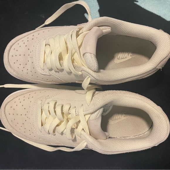 i 7 Nike Court Vision Low Sneaker
DH0253-100 "Coconut Milk" size US 7 - Picture 3 of 4